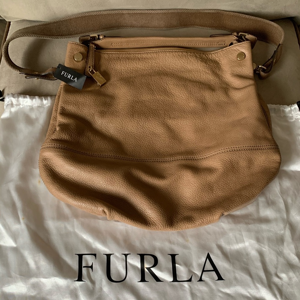 BRAND NEW: VINTAGE Furla Beige leather hobo bag. NWT